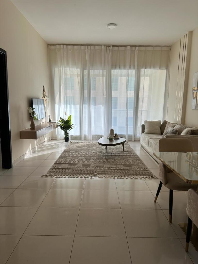 Lovely 1-Bedroom Apartment In The Heart Of Dubai Marina Exterior foto
